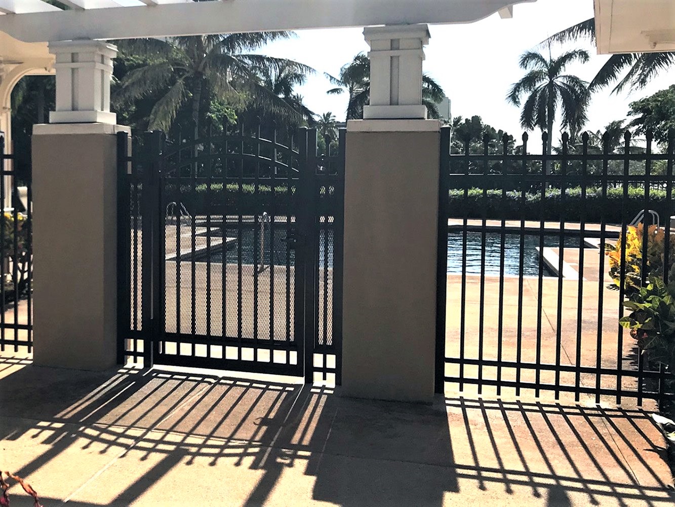 Photo of an aluminum fence surrounding a pool and patio