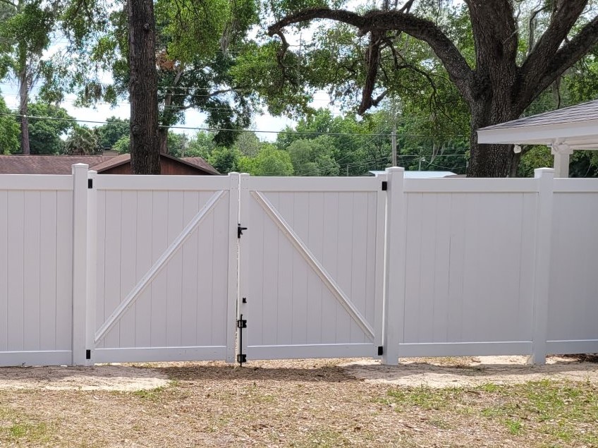 Photo of a Vinyl Fence Gate in Ocala, Florida
